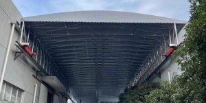 双坡排水结构电动推拉棚：全天候空间防护方案