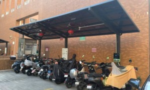 铝合金雨棚：车位的简易遮雨顶